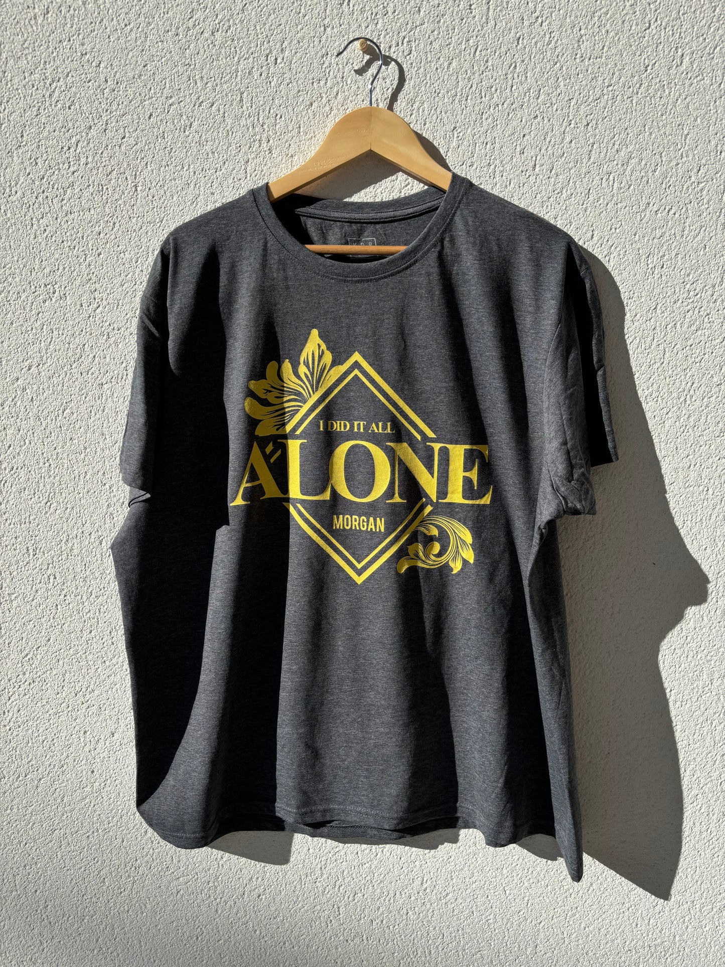 Camiseta Alone Gris